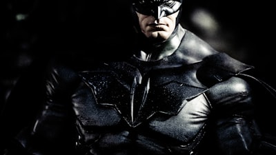 美剧《最后生还者》海报，主角在末日废墟中前行